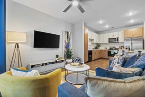 TV - Comfortable 2BR near The Gulch w/ BBQ (Nashville)