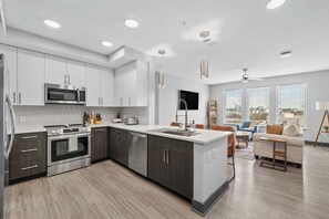 Geladeira, micro-ondas, fogão, cooktop
