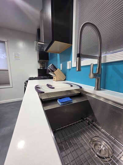 Modern/Retro 2br Condo by Exceptional Stays