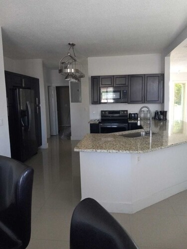 Charming 3-bedroom house with AC, WiFi in lovely Freeport