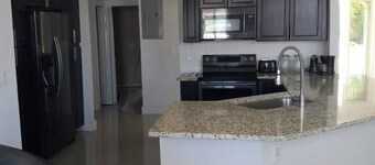 Charming 3-bedroom house with AC, WiFi in lovely Freeport