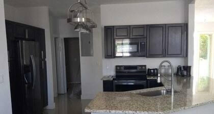 Charming 3-bedroom house with AC, WiFi in lovely Freeport