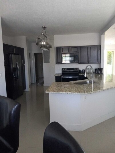 Charming 3-bedroom house with AC, WiFi in lovely Freeport