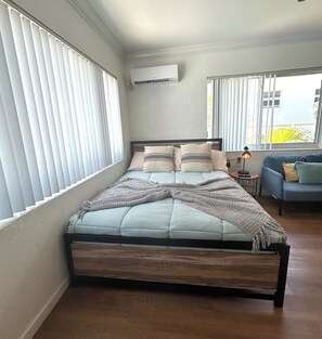 Silitysrauta/-lauta, Wi-Fi, vuodevaatteet