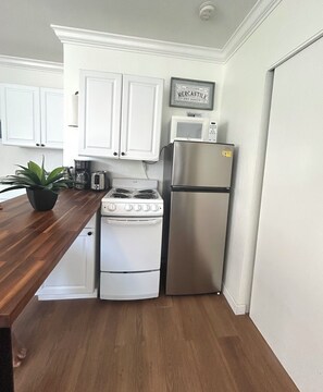 Fridge, microwave, oven, stovetop - Salt + Sun Studio, feet from Hollywood Beach (Hollywood)