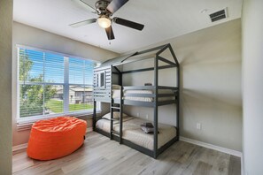 4 bedrooms, iron/ironing board, WiFi, bed sheets