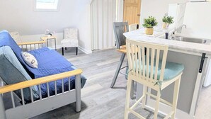 A room with a bed, a desk, a chair, a radiator, and a window. - 1 BD 7 minutes to 7 mile beach. Sleeps 3 and pet freindly<br>- FREE parking<br>- queen bed and futon<br>- fast wifi<br>-smart TV<br>- BBQ, Picnic table and fire pit (Old orchard beach)