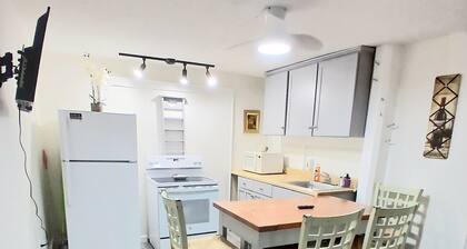 Cozy 1-bedroom apartment in charming Old Orchard Beach with AC, WiFi