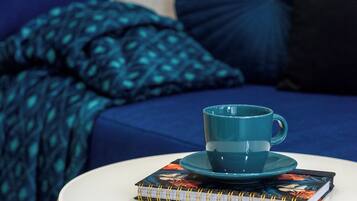 Apartamento conforto, vista para a cidade | Área de estar | Smart TV 50 polegadas com canais a cabo, Netflix, serviços de streaming