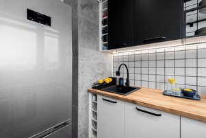 Refrigerador con freezer, microondas, horno, placa de cocina