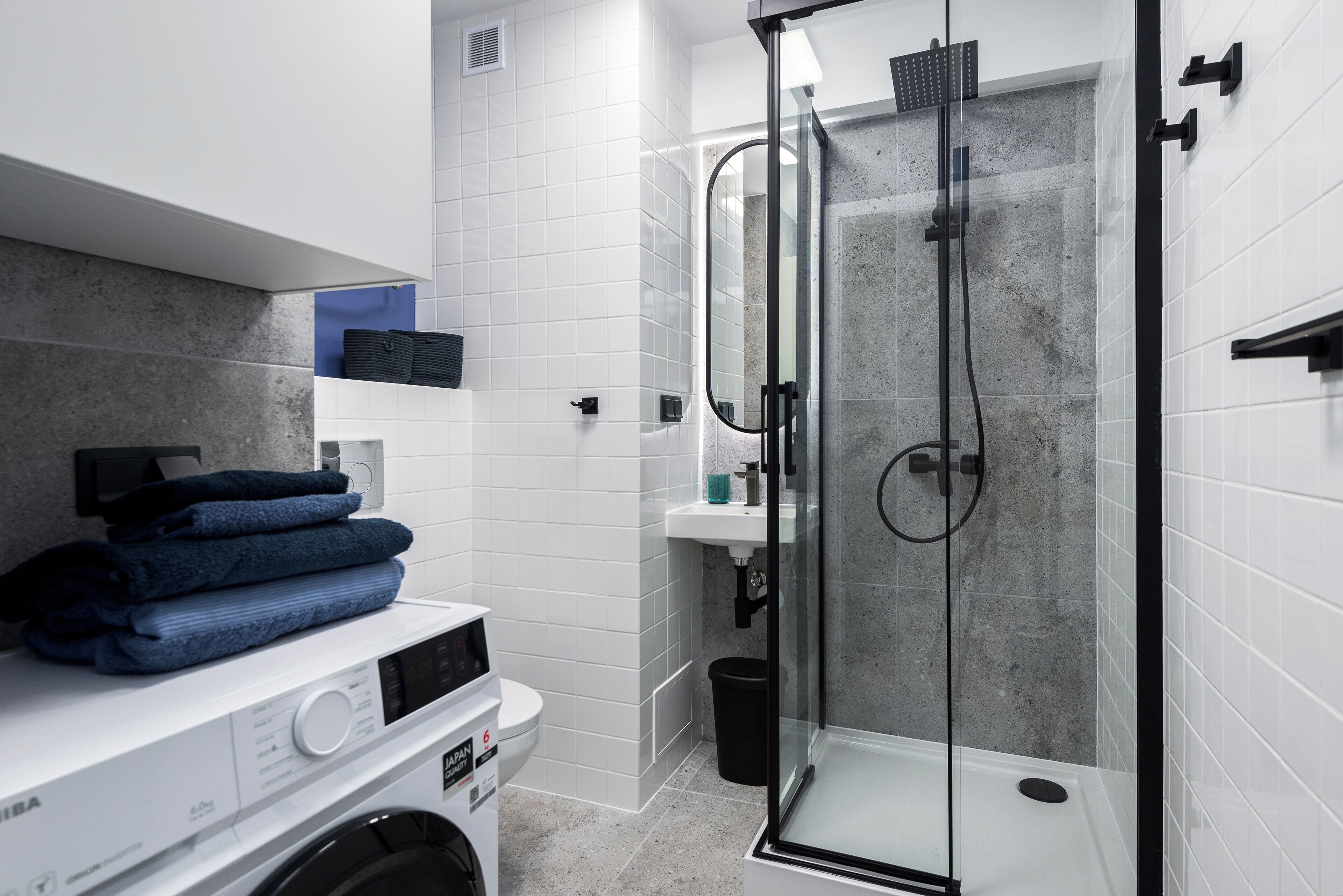 Comfort-Apartment, Stadtblick | Badezimmer | Dusche, kostenlose Toilettenartikel, Haartrockner, Handtücher