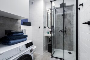 Comfort Apartment, City View | Bathroom | Shower, free toiletries, hair dryer, towels - Gold - by Kairos Apartments (Gliwice)