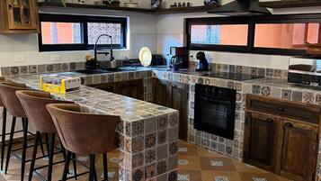 Maison Familiale, 3 chambres, cuisine, vue montagne | Cuisine privée | Grand réfrigérateur, micro-ondes, four, grille-pain