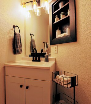 Shower, hair dryer, bidet, towels