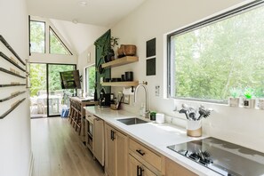Fridge, microwave, oven, stovetop - New IG Unique Modern Scandinavian Cabin with Beautiful Creek Views (Broken Bow)