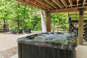 Outdoor spa tub - New IG Unique Modern Scandinavian Cabin with Beautiful Creek Views (Broken Bow)