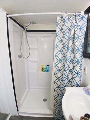 Douche, sèche-cheveux, serviettes fournies, papier toilette