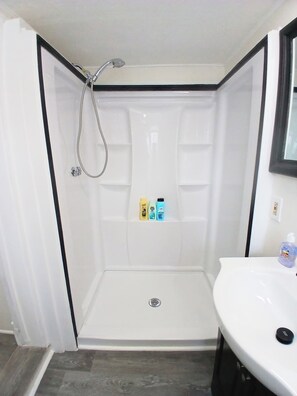 Douche, sèche-cheveux, serviettes fournies, papier toilette