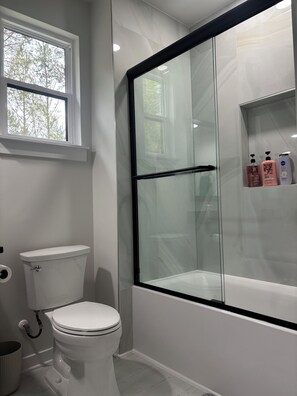 Shower, hair dryer, towels, soap - Modern, New Build Dog Friendly 3-bedroom home close to DT Greenville (Greenville)