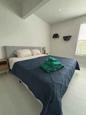 3 bedrooms, iron/ironing board, WiFi, bed sheets - Modern, New Build Dog Friendly 3-bedroom home close to DT Greenville (Greenville)