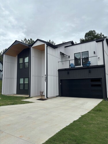 Modern, New Build Dog Friendly 3-bedroom home close to DT Greenville