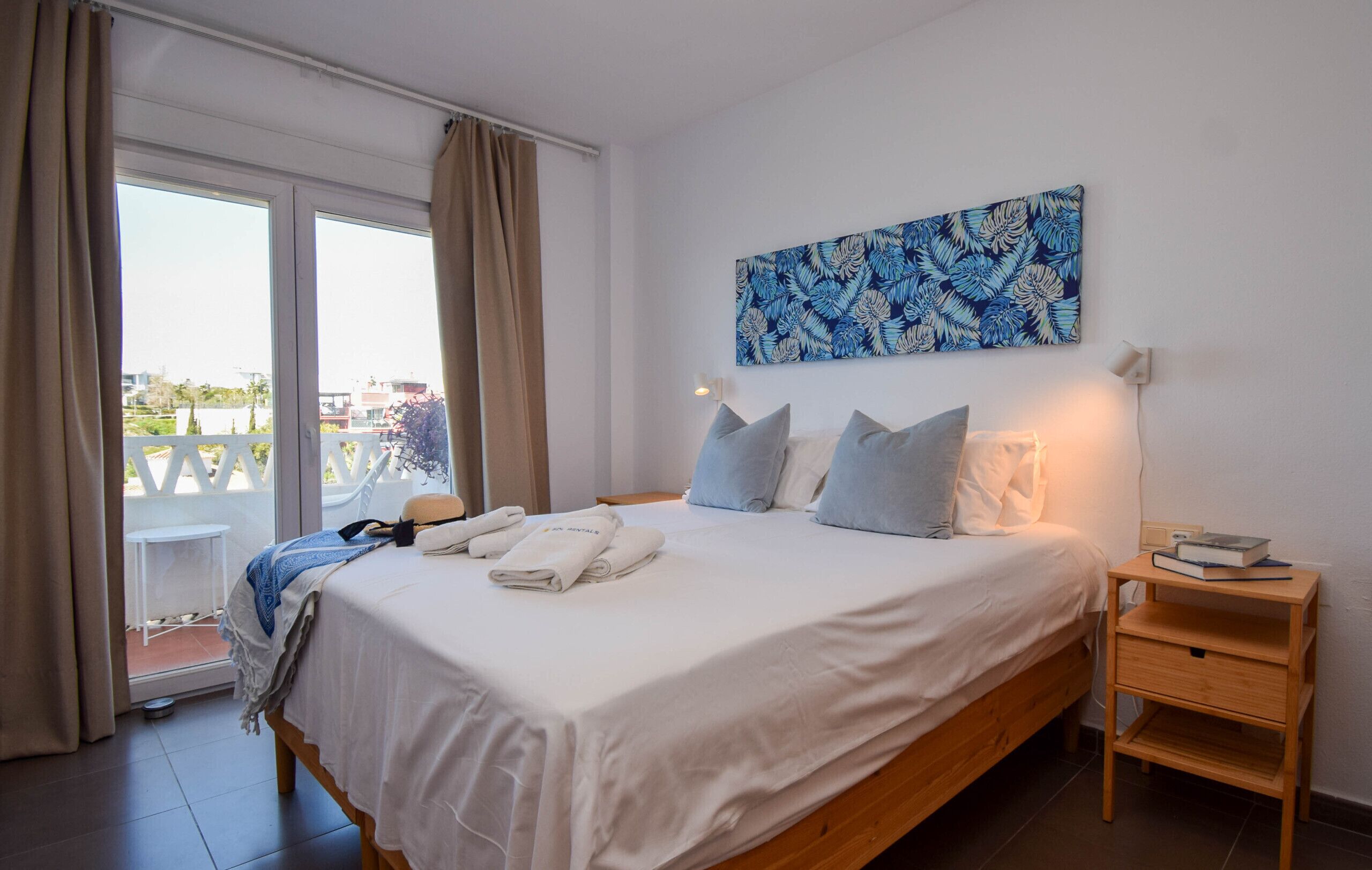 3 slaapkamers, een strijkplank/strijkijzer, gratis wifi, beddengoed