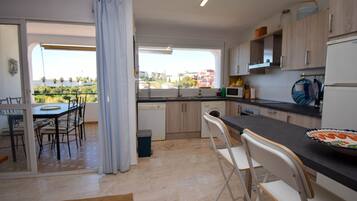 Réfrigérateur, micro-ondes, four, lave-vaisselle