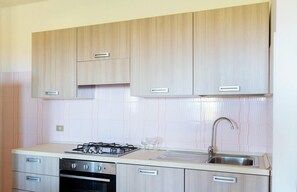 Réfrigérateur, four, plaque de cuisson, lave-vaisselle