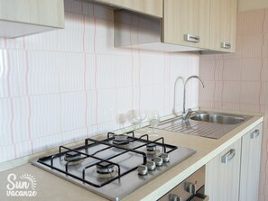 Fridge, oven, stovetop, dishwasher - Apartment 'Malamuri 2' with Shared Pool, Shared Garden and Wi-Fi (Budoni)