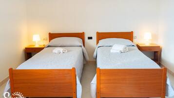 2 室のベッドルーム、アイロン / アイロン台、WiFi (無料)、ベッドシーツ