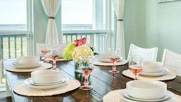 House, Multiple Beds, Pool Access, Pool View | Dining