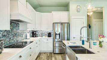 House, Multiple Beds, Pool Access, Pool View | Private kitchen | Fridge, microwave, oven, stovetop