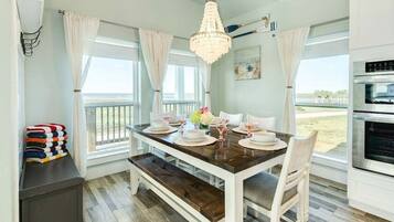 House, Multiple Beds, Pool Access, Pool View | Dining