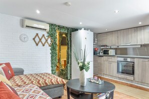 TV, table tennis, stereo