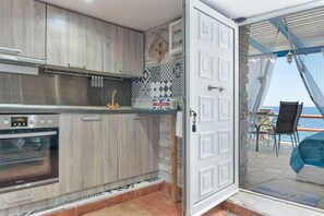 Fridge, oven, stovetop, coffee/tea maker