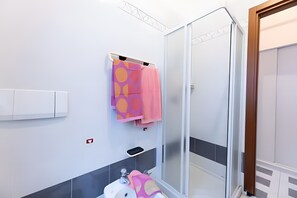 Douche, sĂšche-cheveux, serviettes fournies
