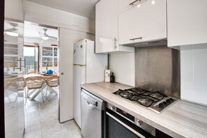 Réfrigérateur, four à micro-ondes, un four, surface de cuisson