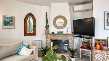 Televisión y chimenea