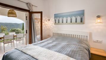 4 bedrooms, iron/ironing board, free WiFi, bed sheets