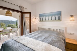 4 bedrooms, iron/ironing board, free WiFi, bed sheets - Holiday Home 'Mathilda' with Sea View, Wi-Fi and Air Conditioning (Calonge)