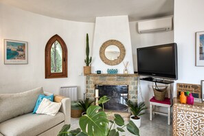 TV, fireplace - Holiday Home 'Mathilda' with Sea View, Wi-Fi and Air Conditioning (Calonge)