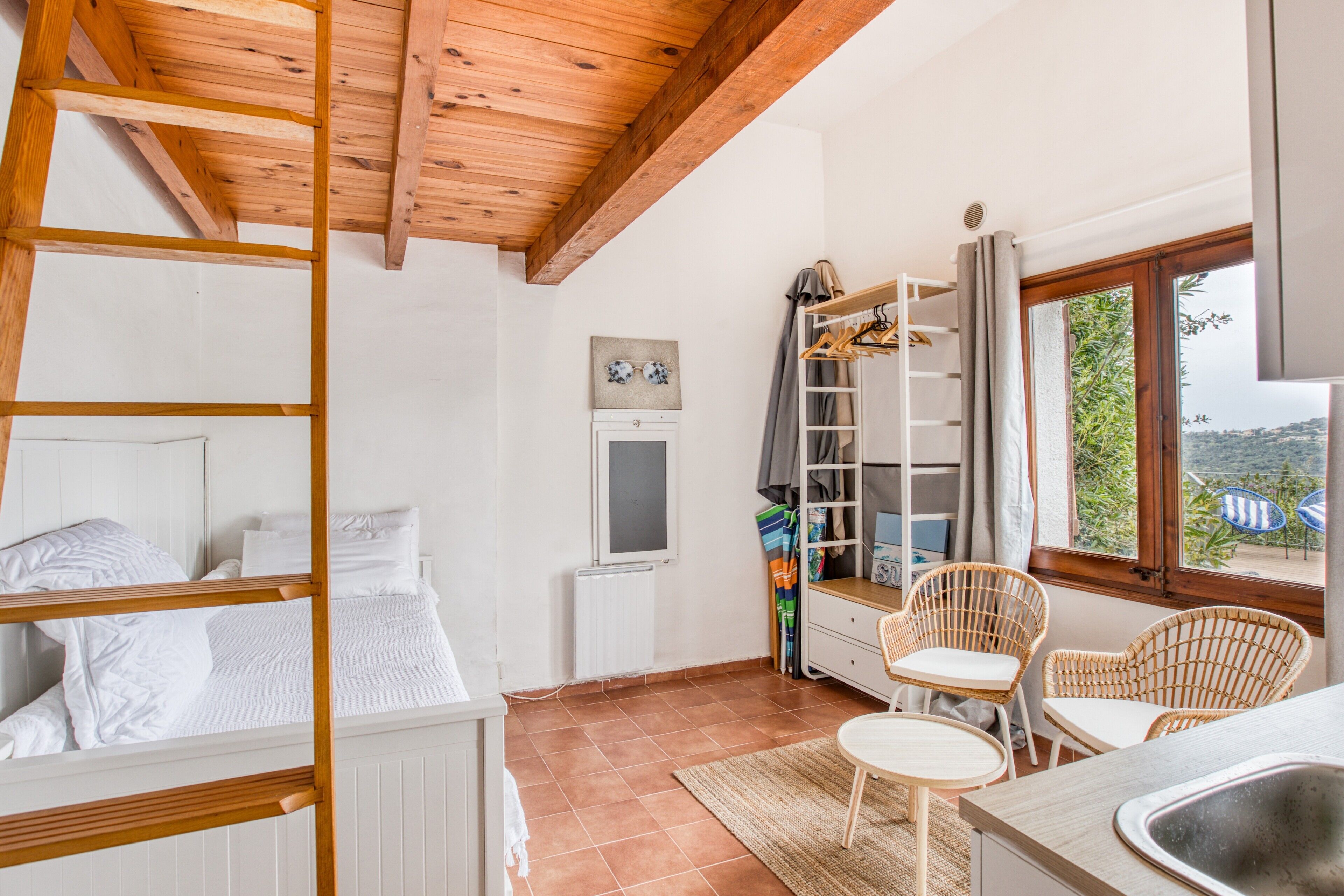 4 slaapkamers, een strijkplank/strijkijzer, gratis wifi, beddengoed