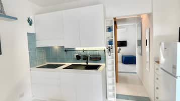 Réfrigérateur, micro-ondes, plaque de cuisson, cafetiÚre/bouilloire