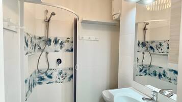 Douche, sĂšche-cheveux, serviettes fournies