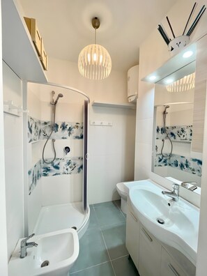 Een douche, een haardroger, handdoeken
