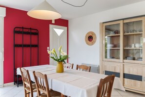 Dining - L'Escapade de Sauvagnac – Family house with garden in Libourne, peaceful, close to market & lake (Libourne)