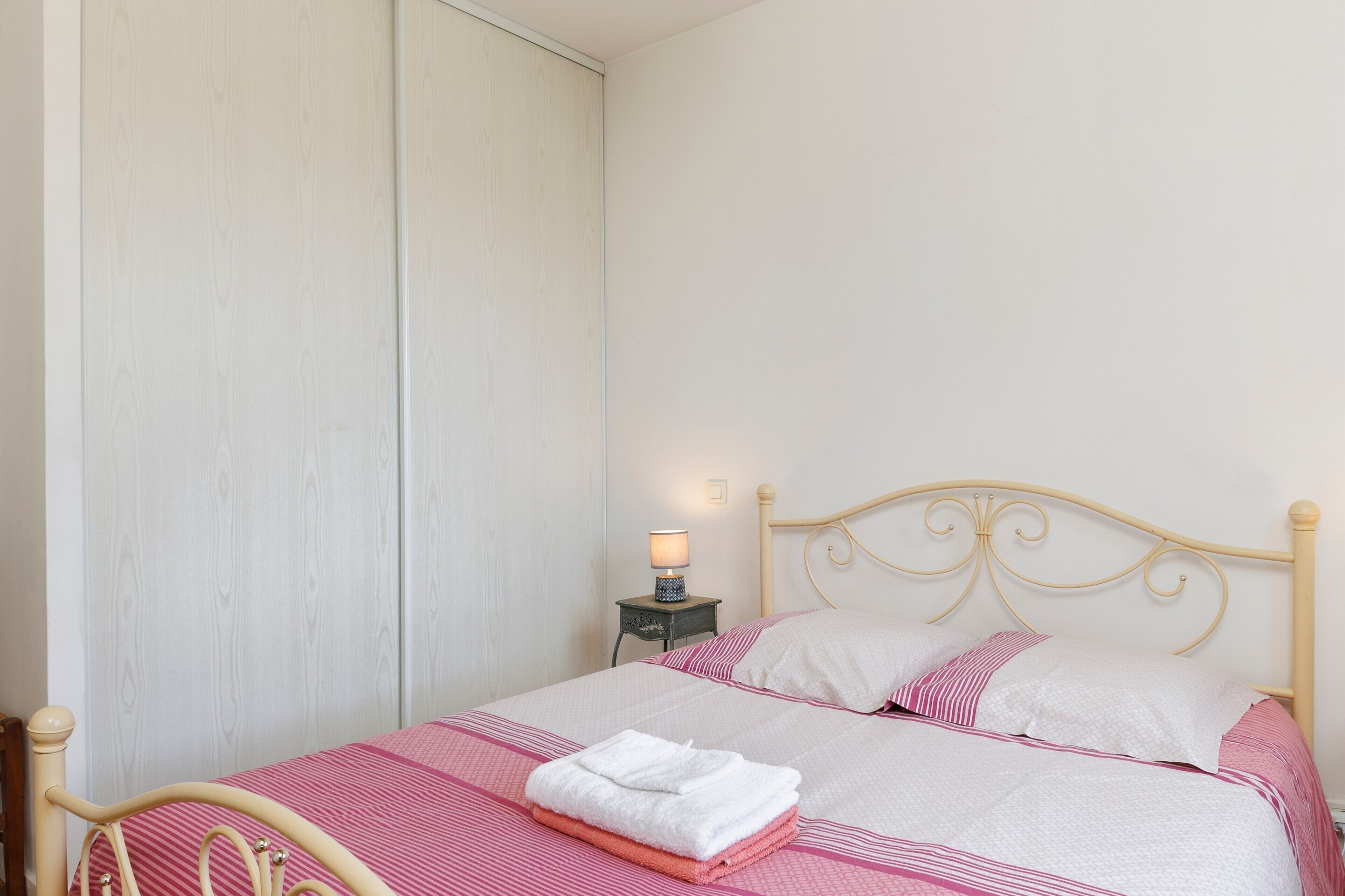 3 dormitoris, planxa i posts de planxar, wifi gratuïta i roba de llit 