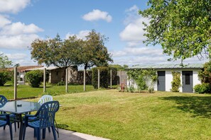 Outdoor dining - L'Escapade de Sauvagnac – Family house with garden in Libourne, peaceful, close to market & lake (Libourne)