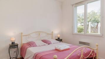 3 bedrooms, iron/ironing board, free WiFi, bed sheets