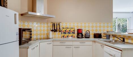 Fridge, microwave, oven, stovetop